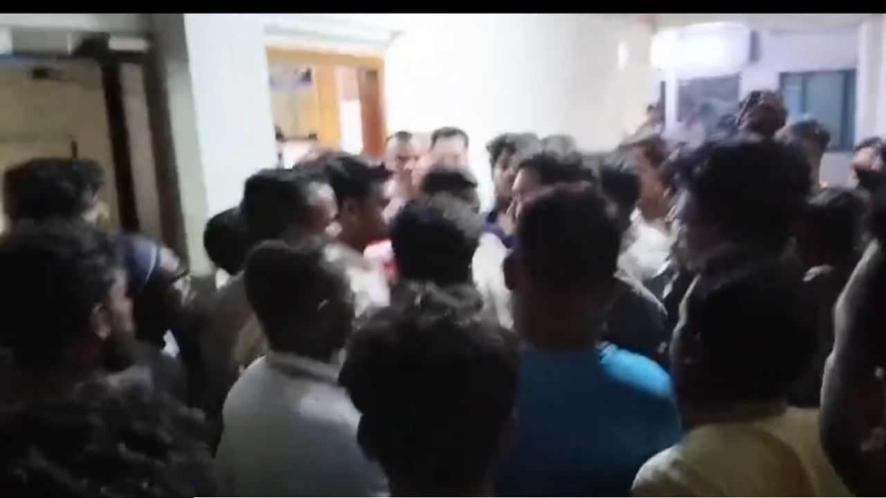 থানার ইট খুলে নেয়ার হুমকী
